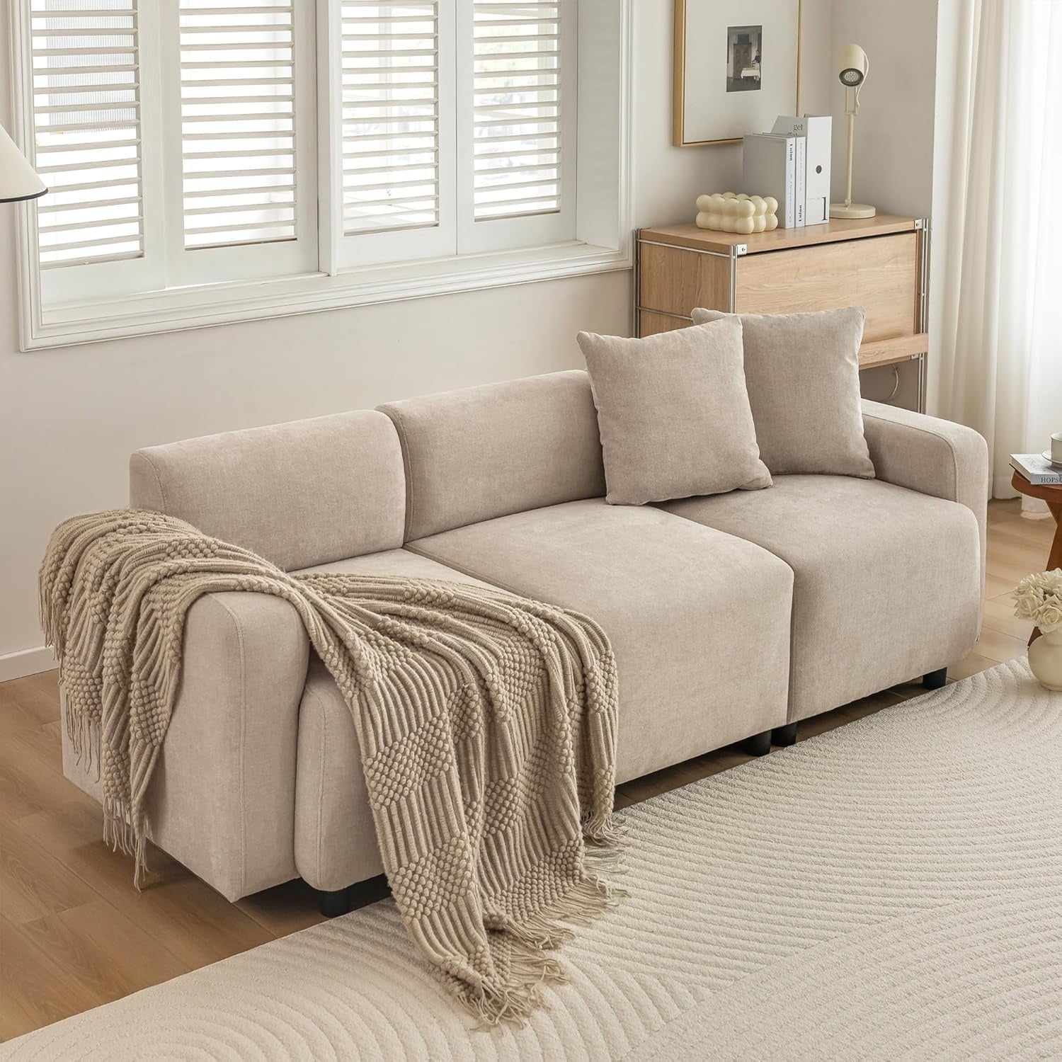 Canape trois places en tissu chenille avec rembourrage epais et design moderne de couleur beige